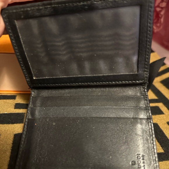 Gucci bifold wallet. Beautiful black with signature G. Excellent condition - Picture 4 of 4